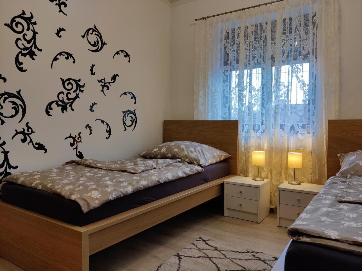 Holiday Home In Quiet Beautiful Area With Two Separate, Modern, Furnished Apartments Deutsch-Wagram Exterior photo